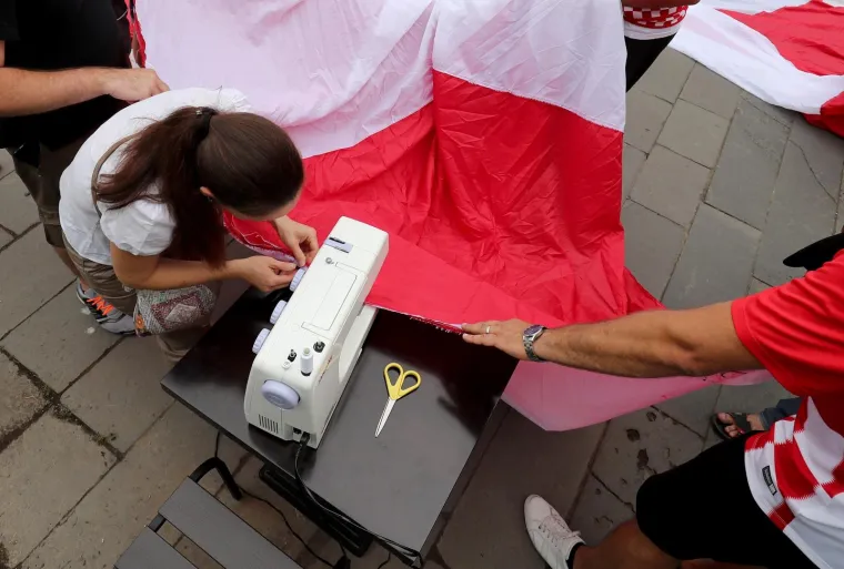 U Nižnjem Novgorodu počeli su se polako okupljati hrvatski, ali i danski navijači kojih za sada ima mnogo manje. Prema procjenama, na stadionu će se okupiti oko 15 tisuća Hrvata, od kojih većina od jutra pristiže iz svih dijelova Europe