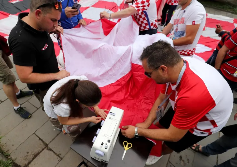 U Nižnjem Novgorodu počeli su se polako okupljati hrvatski, ali i danski navijači kojih za sada ima mnogo manje. Prema procjenama, na stadionu će se okupiti oko 15 tisuća Hrvata, od kojih većina od jutra pristiže iz svih dijelova Europe