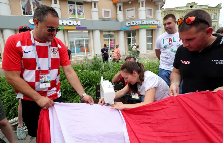 U Nižnjem Novgorodu počeli su se polako okupljati hrvatski, ali i danski navijači kojih za sada ima mnogo manje. Prema procjenama, na stadionu će se okupiti oko 15 tisuća Hrvata, od kojih većina od jutra pristiže iz svih dijelova Europe