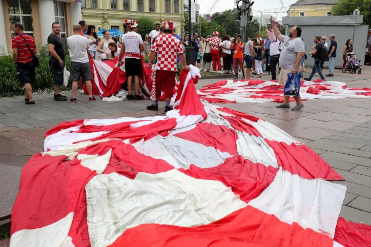 U Nižnjem Novgorodu počeli su se polako okupljati hrvatski, ali i danski navijači kojih za sada ima mnogo manje. Prema procjenama, na stadionu će se okupiti oko 15 tisuća Hrvata, od kojih većina od jutra pristiže iz svih dijelova Europe