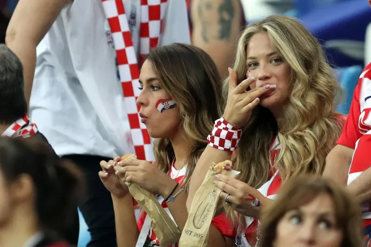Ni utakmica Hrvatska-Danska nije mogla proći bez lijepih žena u publici