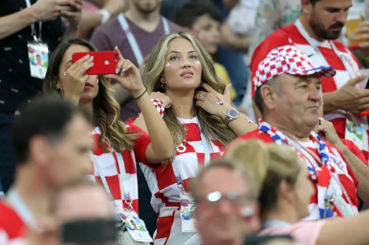 Ni utakmica Hrvatska-Danska nije mogla proći bez lijepih žena u publici