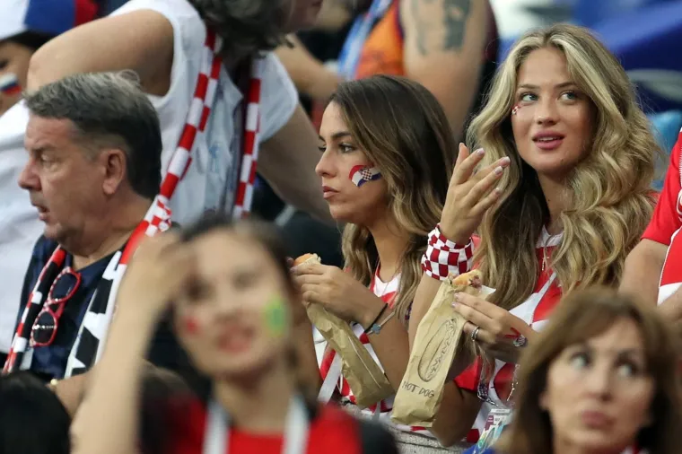 Ni utakmica Hrvatska-Danska nije mogla proći bez lijepih žena u publici