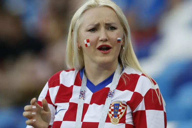 Ni utakmica Hrvatska-Danska nije mogla proći bez lijepih žena u publici