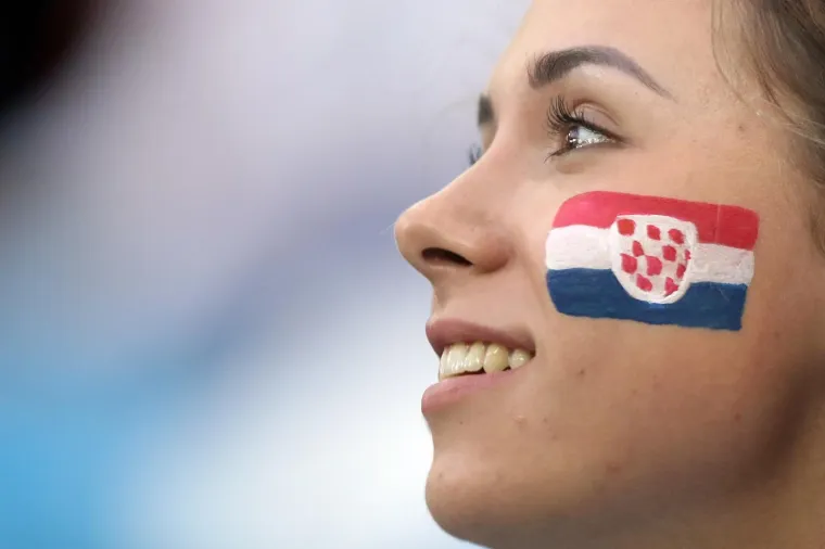 Ni utakmica Hrvatska-Danska nije mogla proći bez lijepih žena u publici