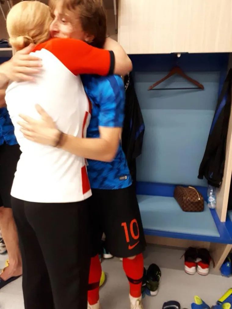 Predsjednica se na Facebooku pohvalila odlaskom u svlačionicu Vatrenih