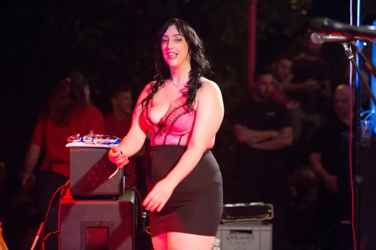 NIKOLINA CVEK PUBLIKU BACILA U TRANS: Natjecateljica 'Ljubav je na selu' pjevala Riječanima, čak je i Jovica smio doći
