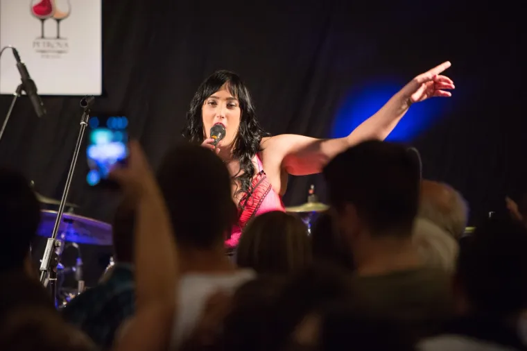 NIKOLINA CVEK PUBLIKU BACILA U TRANS: Natjecateljica 'Ljubav je na selu' pjevala Riječanima, čak je i Jovica smio doći