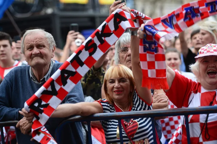 TOTALNA LUDNICA NA GLAVNOM ZAGREBAČKOM TRGU: Ovakvo navijanje sigurno će odvesti Vatrene do pobjede