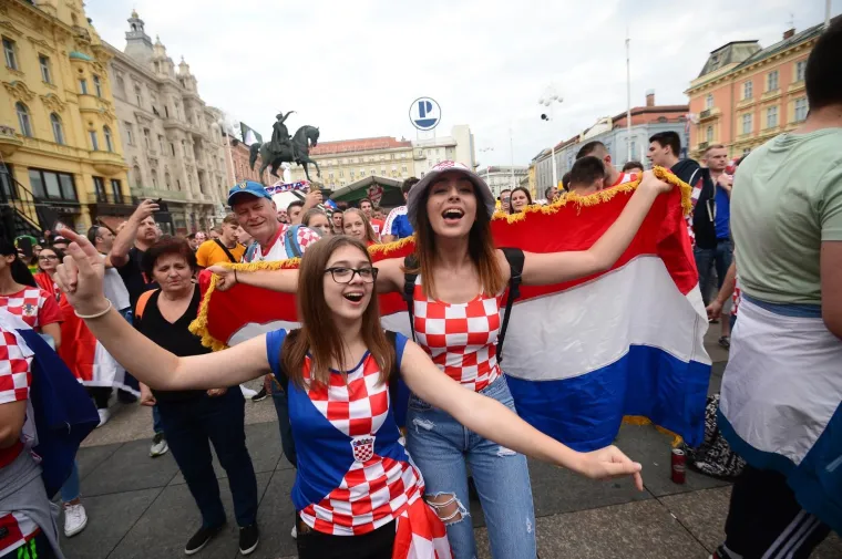 TOTALNA LUDNICA NA GLAVNOM ZAGREBAČKOM TRGU: Ovakvo navijanje sigurno će odvesti Vatrene do pobjede