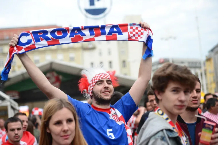 TOTALNA LUDNICA NA GLAVNOM ZAGREBAČKOM TRGU: Ovakvo navijanje sigurno će odvesti Vatrene do pobjede
