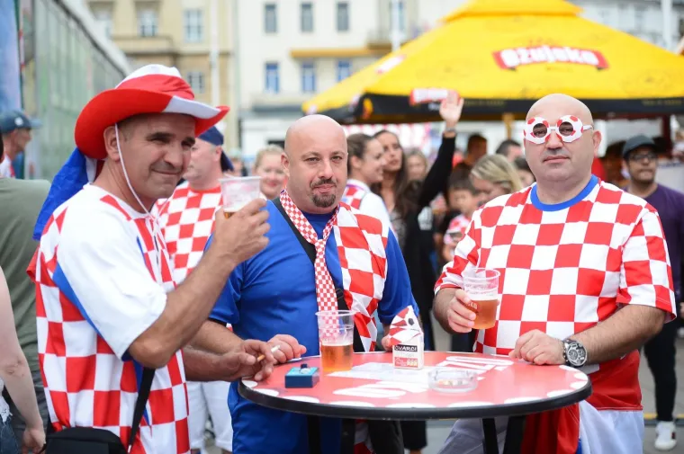 TOTALNA LUDNICA NA GLAVNOM ZAGREBAČKOM TRGU: Ovakvo navijanje sigurno će odvesti Vatrene do pobjede