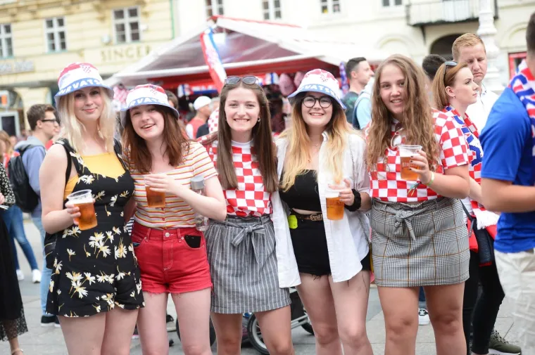 TOTALNA LUDNICA NA GLAVNOM ZAGREBAČKOM TRGU: Ovakvo navijanje sigurno će odvesti Vatrene do pobjede