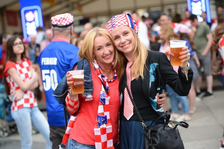 TOTALNA LUDNICA NA GLAVNOM ZAGREBAČKOM TRGU: Ovakvo navijanje sigurno će odvesti Vatrene do pobjede