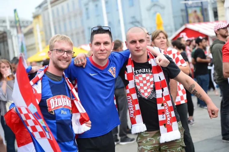 TOTALNA LUDNICA NA GLAVNOM ZAGREBAČKOM TRGU: Ovakvo navijanje sigurno će odvesti Vatrene do pobjede