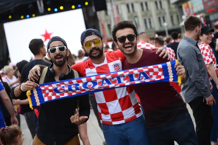 TOTALNA LUDNICA NA GLAVNOM ZAGREBAČKOM TRGU: Ovakvo navijanje sigurno će odvesti Vatrene do pobjede