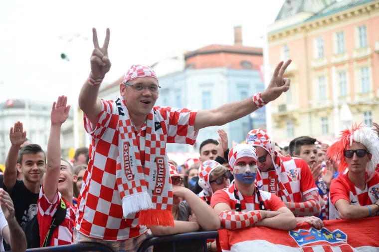 Navijači na glavnom gradsko zagrebačkom trgu očekuju početak utakmice SP u nogometu između Hrvatske i Danske.