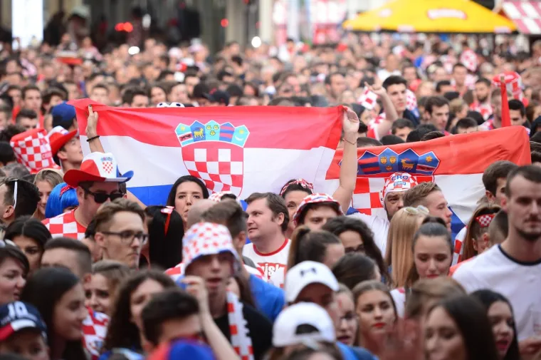 TOTALNA LUDNICA NA GLAVNOM ZAGREBAČKOM TRGU: Ovakvo navijanje sigurno će odvesti Vatrene do pobjede