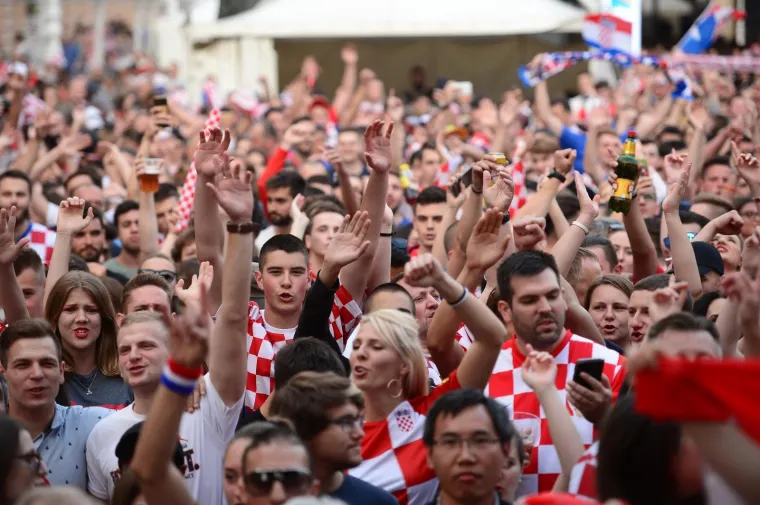 TOTALNA LUDNICA NA GLAVNOM ZAGREBAČKOM TRGU: Ovakvo navijanje sigurno će odvesti Vatrene do pobjede