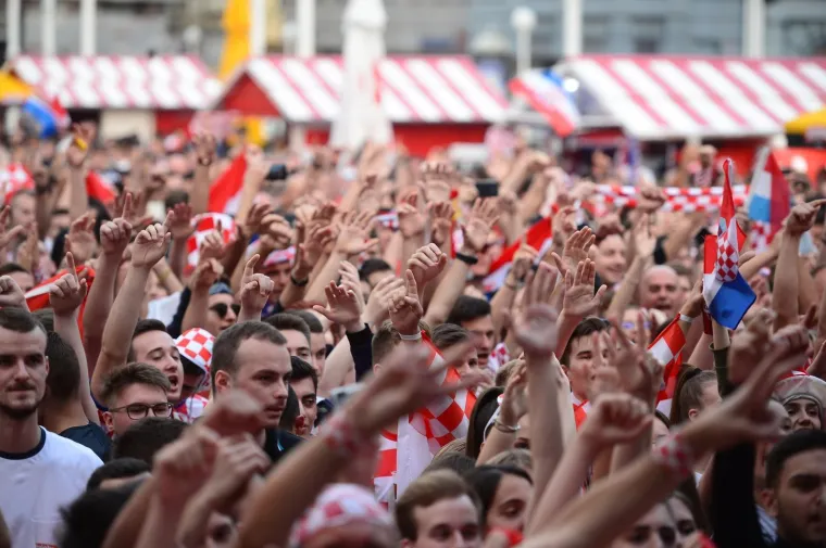 TOTALNA LUDNICA NA GLAVNOM ZAGREBAČKOM TRGU: Ovakvo navijanje sigurno će odvesti Vatrene do pobjede