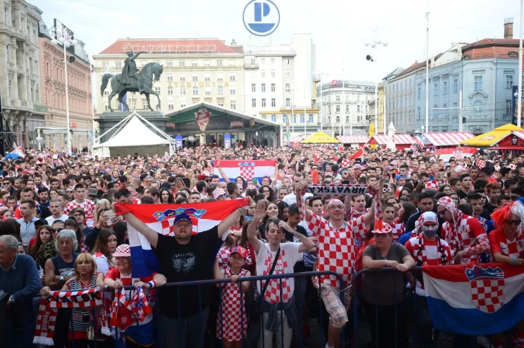 TOTALNA LUDNICA NA GLAVNOM ZAGREBAČKOM TRGU: Ovakvo navijanje sigurno će odvesti Vatrene do pobjede