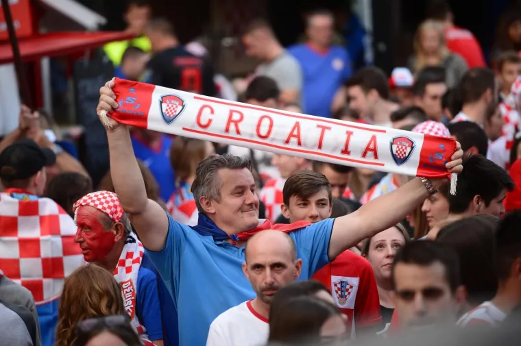 TOTALNA LUDNICA NA GLAVNOM ZAGREBAČKOM TRGU: Ovakvo navijanje sigurno će odvesti Vatrene do pobjede