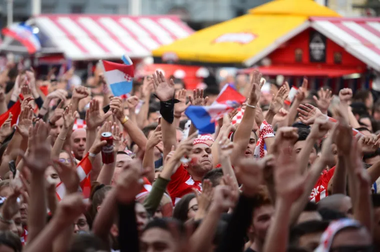 TOTALNA LUDNICA NA GLAVNOM ZAGREBAČKOM TRGU: Ovakvo navijanje sigurno će odvesti Vatrene do pobjede