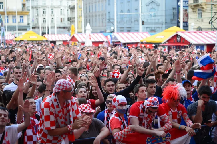 TOTALNA LUDNICA NA GLAVNOM ZAGREBAČKOM TRGU: Ovakvo navijanje sigurno će odvesti Vatrene do pobjede