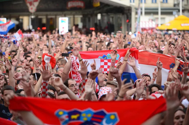 TOTALNA LUDNICA NA GLAVNOM ZAGREBAČKOM TRGU: Ovakvo navijanje sigurno će odvesti Vatrene do pobjede