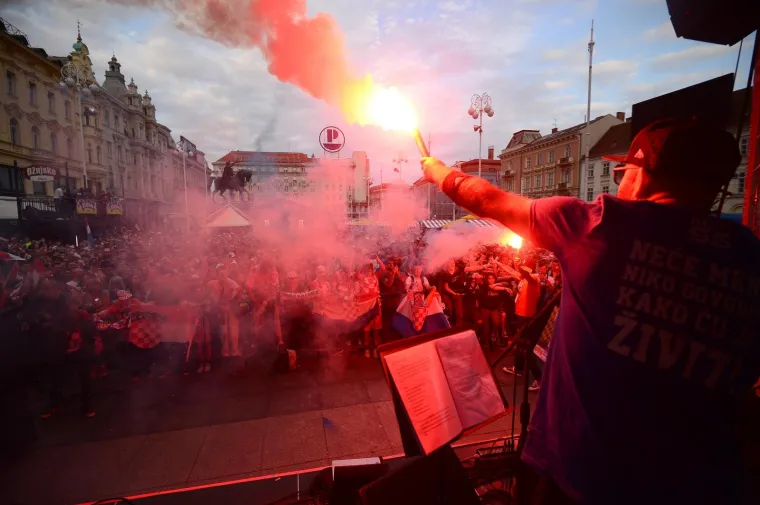 TOTALNA LUDNICA NA GLAVNOM ZAGREBAČKOM TRGU: Ovakvo navijanje sigurno će odvesti Vatrene do pobjede