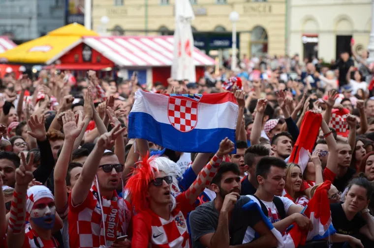 TOTALNA LUDNICA NA GLAVNOM ZAGREBAČKOM TRGU: Ovakvo navijanje sigurno će odvesti Vatrene do pobjede