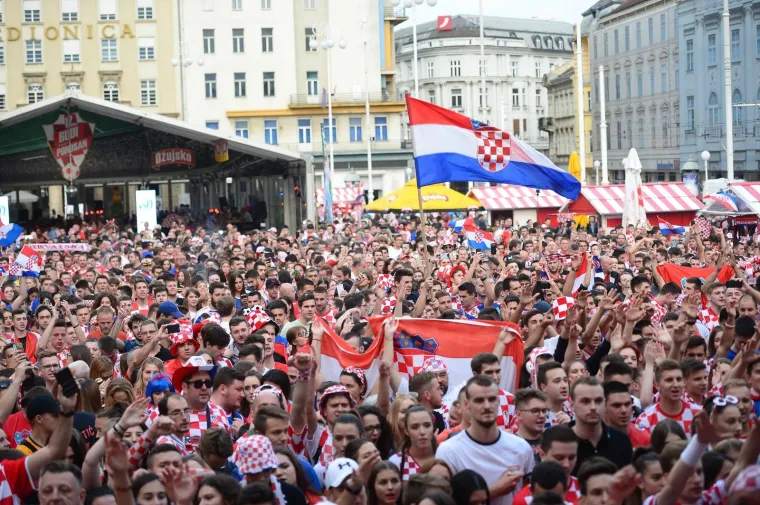 TOTALNA LUDNICA NA GLAVNOM ZAGREBAČKOM TRGU: Ovakvo navijanje sigurno će odvesti Vatrene do pobjede