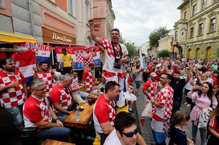 HRVATSKI NAVIJAČI NAHRUPILI U CENTAR NOVGORODA: Sjajna atmosfera uoči susreta s Danskom