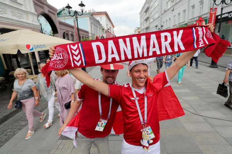 HRVATSKI NAVIJAČI NAHRUPILI U CENTAR NOVGORODA: Sjajna atmosfera uoči susreta s Danskom