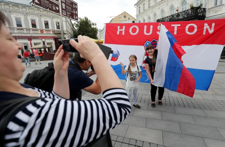 HRVATSKI NAVIJAČI NAHRUPILI U CENTAR NOVGORODA: Sjajna atmosfera uoči susreta s Danskom