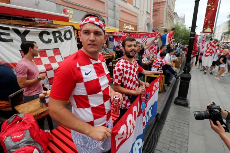 HRVATSKI NAVIJAČI NAHRUPILI U CENTAR NOVGORODA: Sjajna atmosfera uoči susreta s Danskom