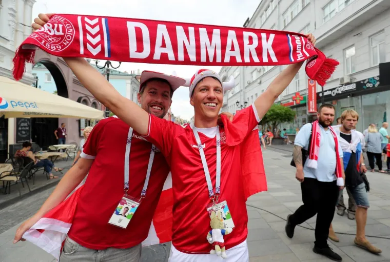 HRVATSKI NAVIJAČI NAHRUPILI U CENTAR NOVGORODA: Sjajna atmosfera uoči susreta s Danskom