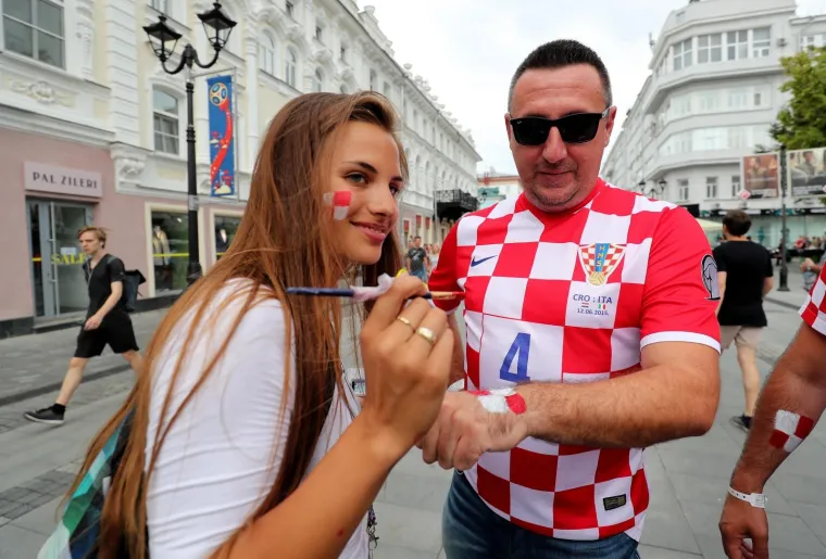 HRVATSKI NAVIJAČI NAHRUPILI U CENTAR NOVGORODA: Sjajna atmosfera uoči susreta s Danskom