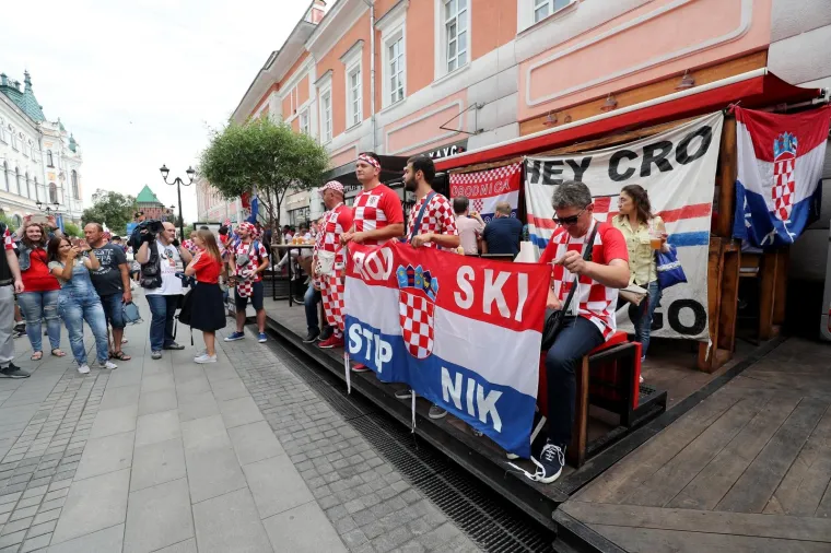 HRVATSKI NAVIJAČI NAHRUPILI U CENTAR NOVGORODA: Sjajna atmosfera uoči susreta s Danskom