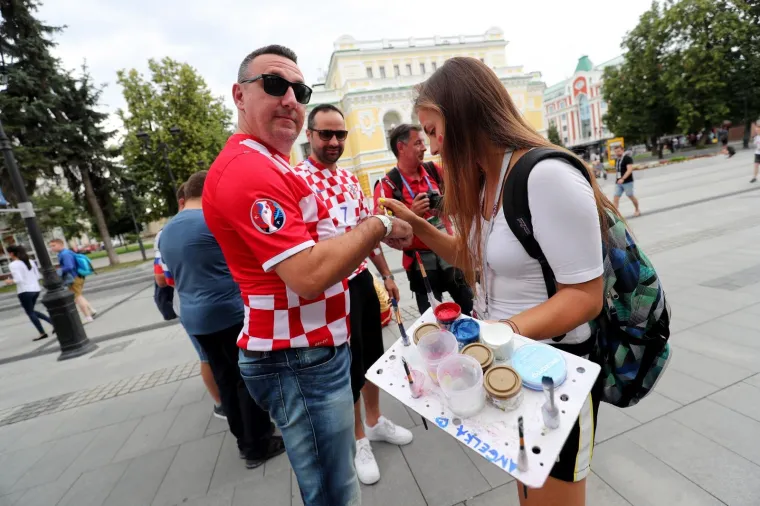 HRVATSKI NAVIJAČI NAHRUPILI U CENTAR NOVGORODA: Sjajna atmosfera uoči susreta s Danskom