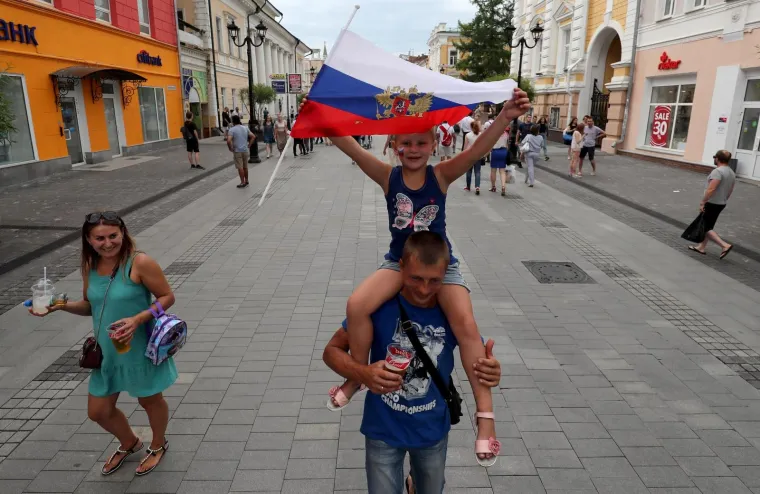 HRVATSKI NAVIJAČI NAHRUPILI U CENTAR NOVGORODA: Sjajna atmosfera uoči susreta s Danskom