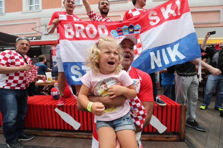 HRVATSKI NAVIJAČI NAHRUPILI U CENTAR NOVGORODA: Sjajna atmosfera uoči susreta s Danskom