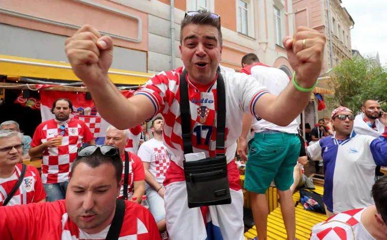 HRVATSKI NAVIJAČI NAHRUPILI U CENTAR NOVGORODA: Sjajna atmosfera uoči susreta s Danskom