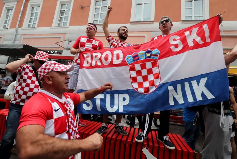 HRVATSKI NAVIJAČI NAHRUPILI U CENTAR NOVGORODA: Sjajna atmosfera uoči susreta s Danskom