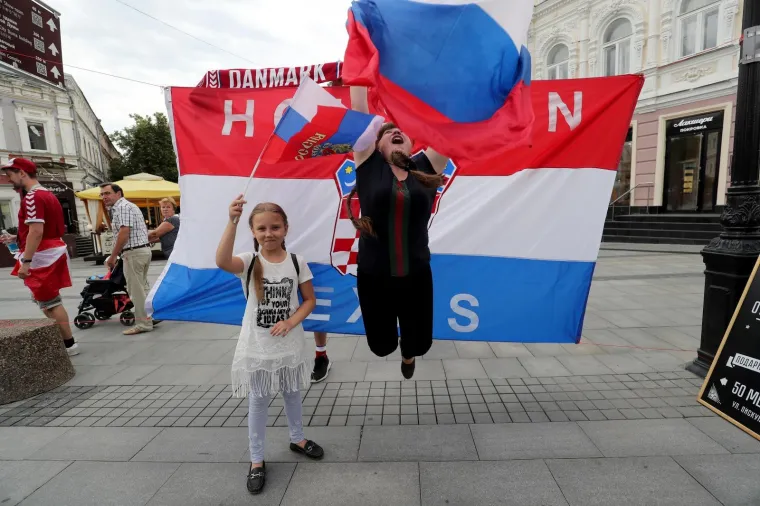 HRVATSKI NAVIJAČI NAHRUPILI U CENTAR NOVGORODA: Sjajna atmosfera uoči susreta s Danskom