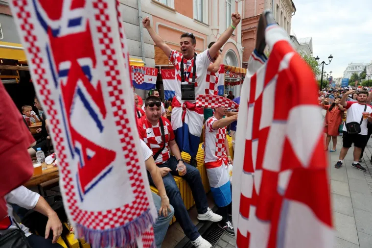 HRVATSKI NAVIJAČI NAHRUPILI U CENTAR NOVGORODA: Sjajna atmosfera uoči susreta s Danskom