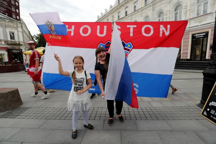 HRVATSKI NAVIJAČI NAHRUPILI U CENTAR NOVGORODA: Sjajna atmosfera uoči susreta s Danskom