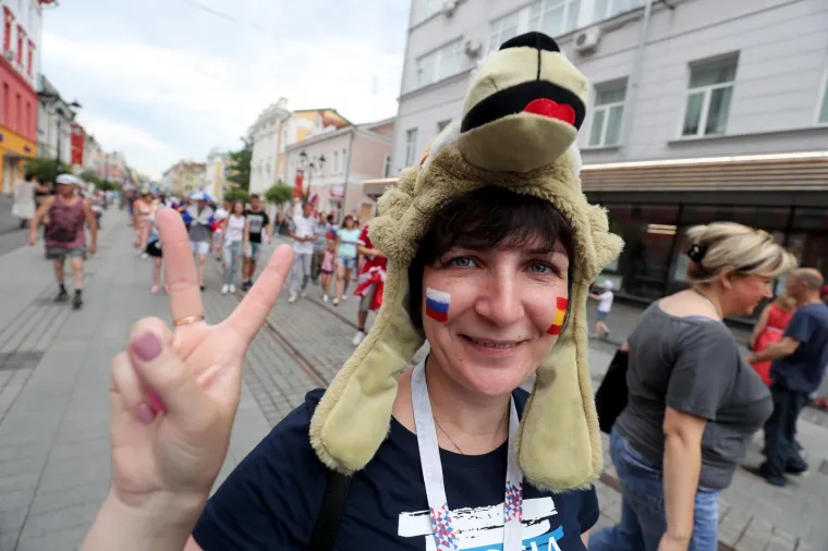 HRVATSKI NAVIJAČI NAHRUPILI U CENTAR NOVGORODA: Sjajna atmosfera uoči susreta s Danskom