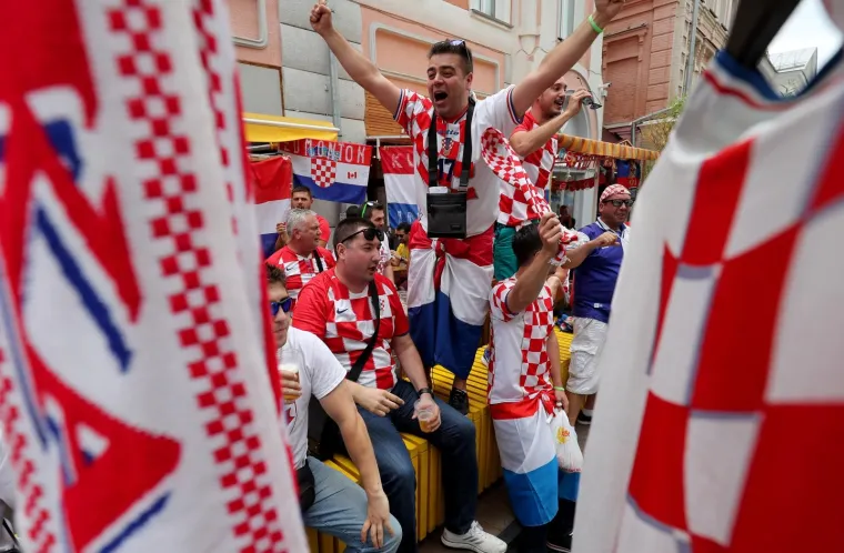 HRVATSKI NAVIJAČI NAHRUPILI U CENTAR NOVGORODA: Sjajna atmosfera uoči susreta s Danskom