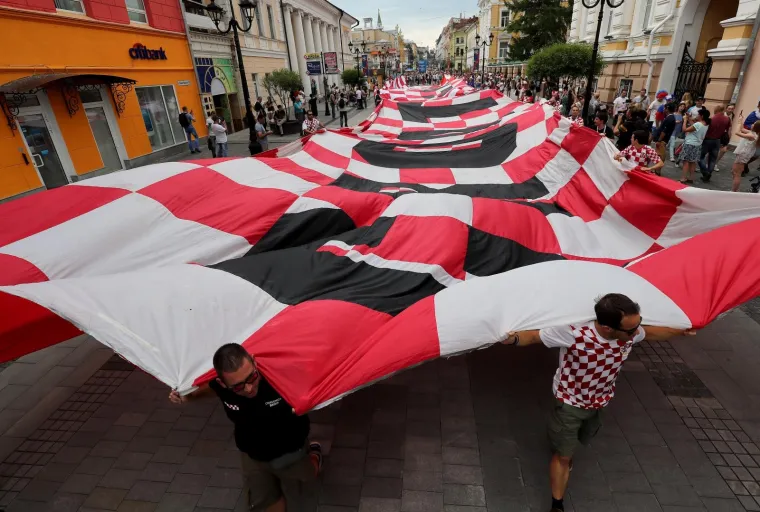 HRVATSKI NAVIJAČI NAHRUPILI U CENTAR NOVGORODA: Sjajna atmosfera uoči susreta s Danskom